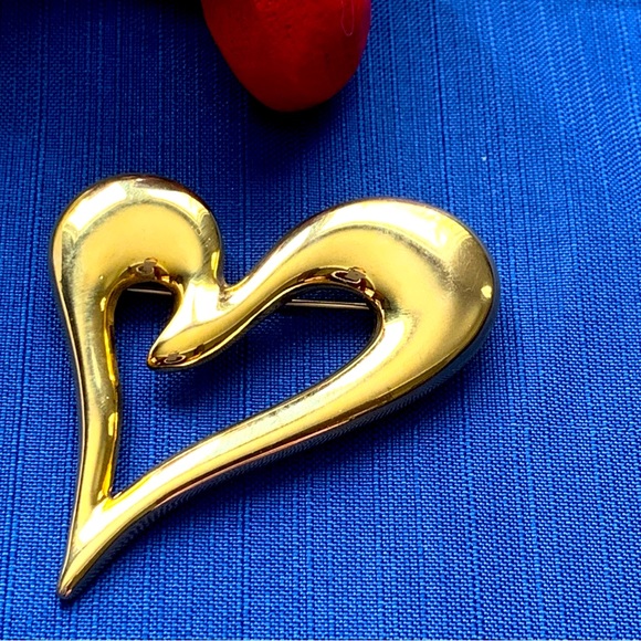 Vintage Premier Goldtone Heart Shaped Brooch Large Stylized Valentine Gift - Picture 1 of 5